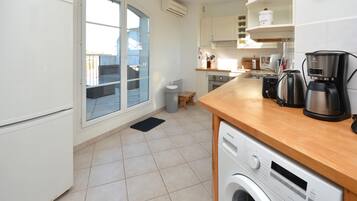 Réfrigérateur, plaque de cuisson, lave-vaisselle, cafetiÚre/bouilloire