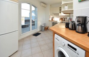 Kühlschrank, Mikrowelle, Herdplatte, Geschirrspüler
