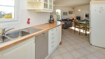 Réfrigérateur, plaque de cuisson, lave-vaisselle, cafetiÚre/bouilloire