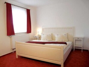 3 bedrooms, travel cot, WiFi, bed sheets