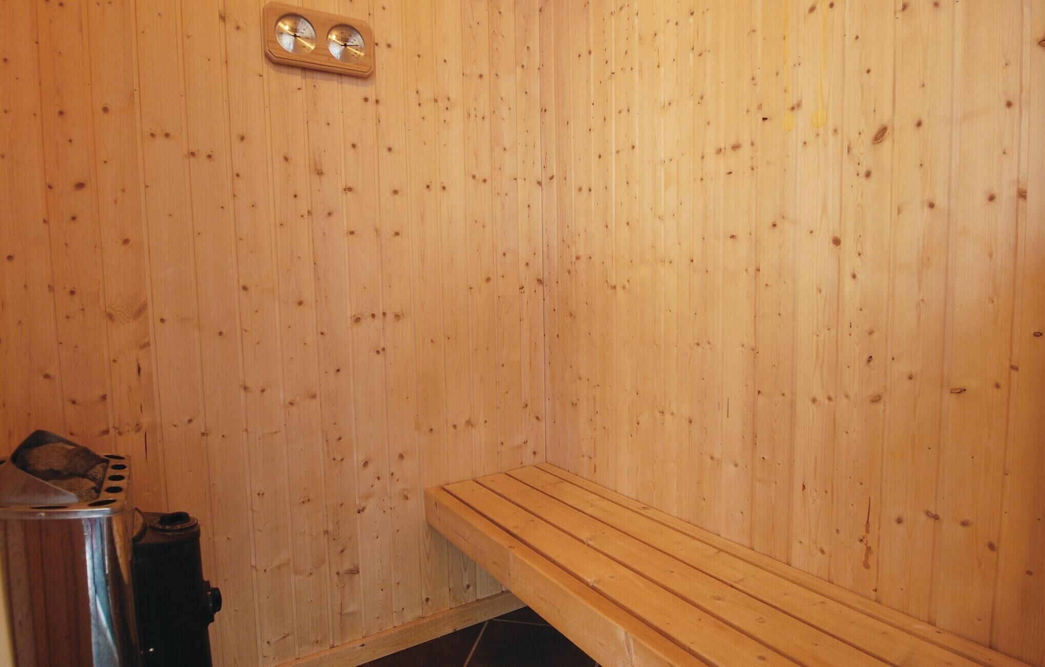 Una sauna in legno con una panca e uno scaldasalviette.