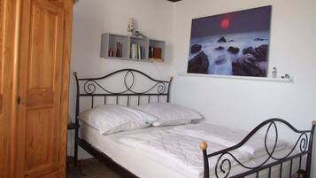 2 bedrooms, travel cot, WiFi