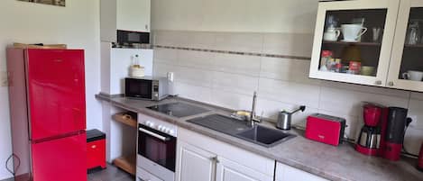 Coffee/tea maker, fridge, microwave, oven