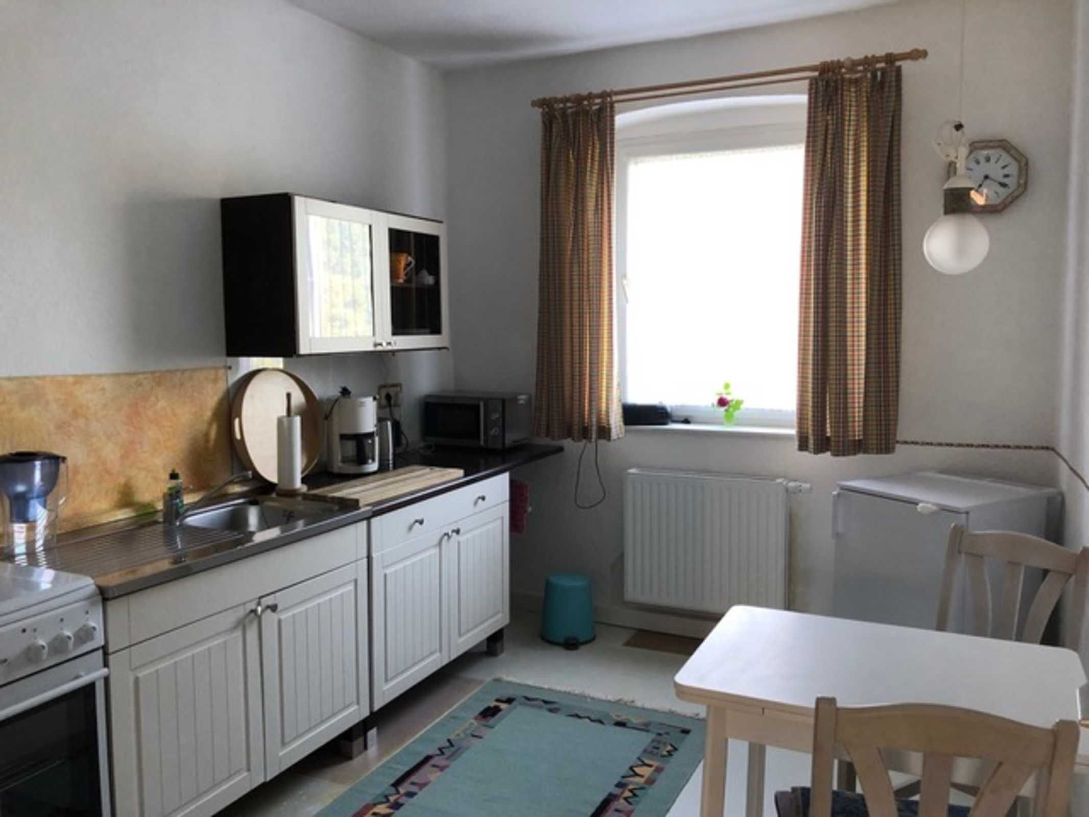 Een koelkast, een magnetron, een oven, een koffiezetapparaat/waterkoker