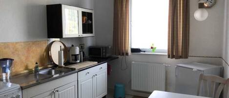 Kühlschrank, Mikrowelle, Ofen, Wasserkocher mit Kaffee-/Teezubehör