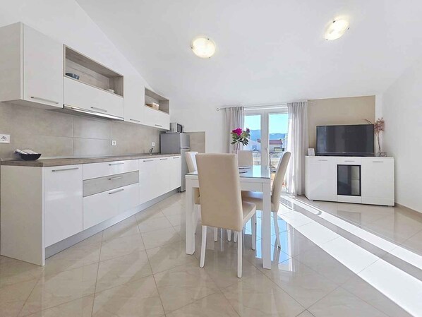Dining - Holiday apartment mit Pool (Baška)