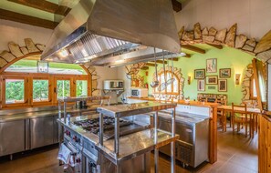 Refrigerador, parrilla de estufa, lavavajillas y cafetera y tetera 