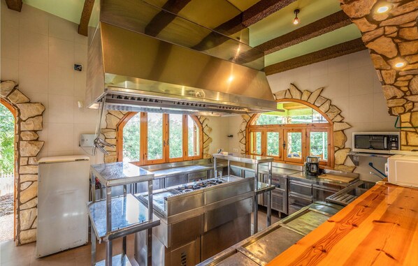 Refrigerador, parrilla de estufa, lavavajillas y cafetera y tetera 