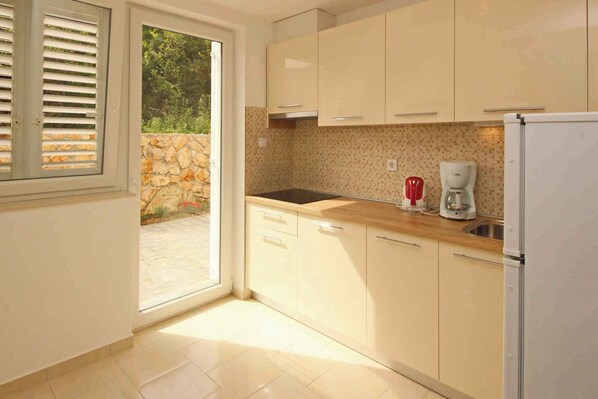 Fridge, stovetop, coffee/tea maker, cookware/dishes/utensils