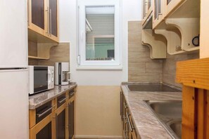 Een koelkast, een microgolfoven, een koffiezetapparaat/waterkoker