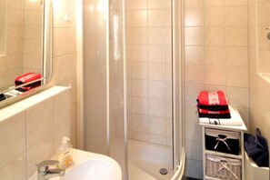 Regadera, secadora de cabello, jabón, papel de baño 