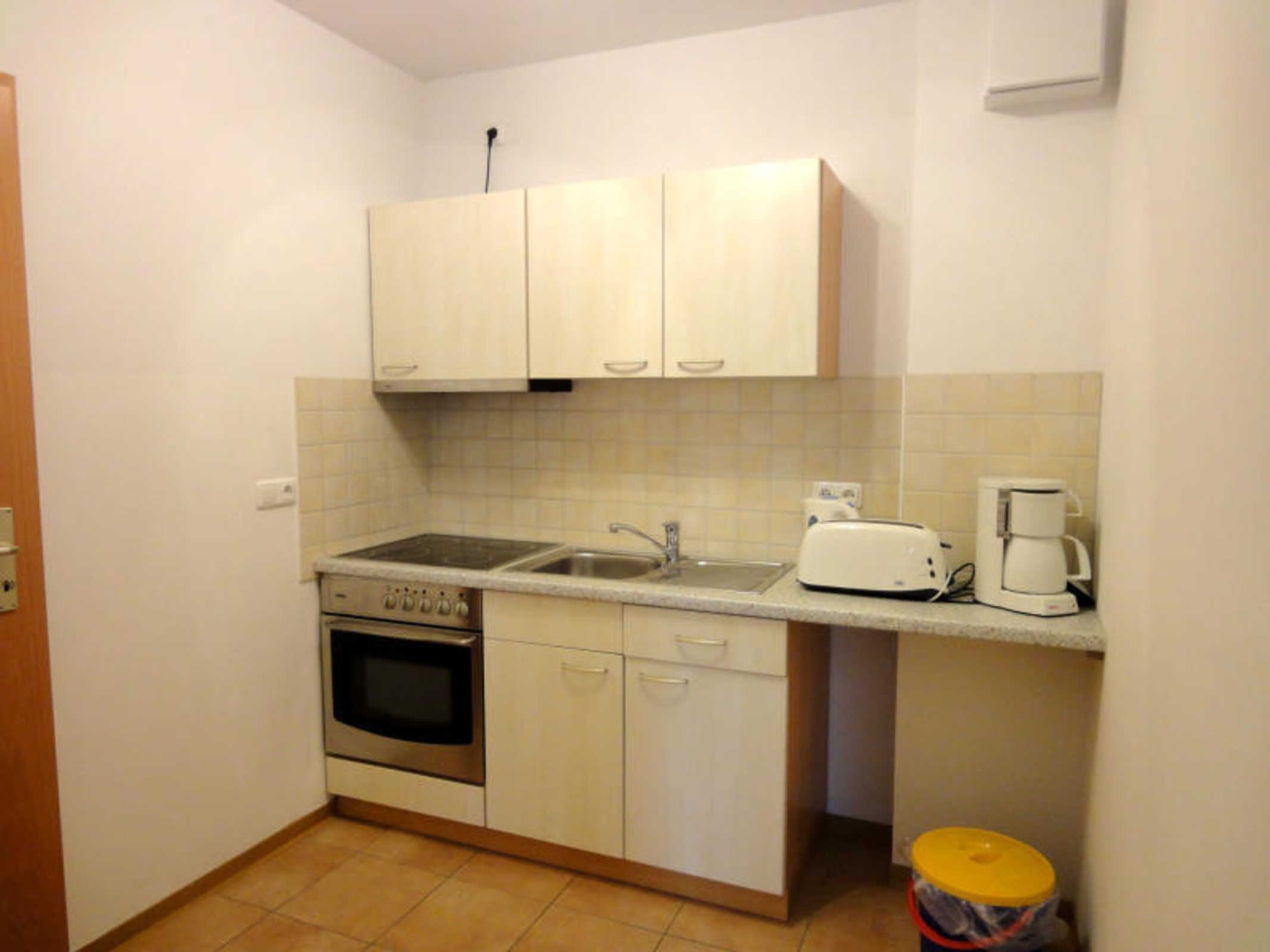 Kühlschrank, Ofen, Wasserkocher mit Kaffee-/Teezubehör, Wasserkocher