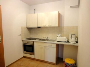 Fridge, oven, coffee/tea maker, electric kettle