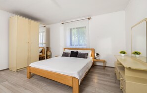 3 bedrooms, travel crib, free WiFi, bed sheets