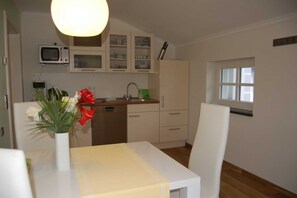 Køleskab, mikrobølgeovn, opvaskemaskine, kaffe-/temaskine