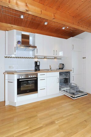 Ovn, opvaskemaskine, kaffe-/temaskine, elkedel