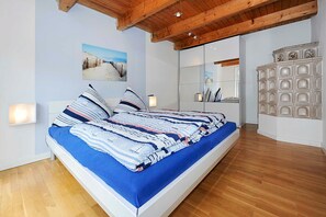 2 bedrooms, travel cot, WiFi