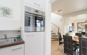 Køleskab, mikrobølgeovn, kogeplade, opvaskemaskine