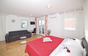 4 bedrooms, free WiFi, bed sheets - Awesome home in Zedno with WiFi (Zedno)