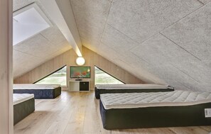 9 bedrooms, travel cot, free WiFi