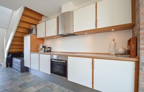 Réfrigérateur, four à micro-ondes, surface de cuisson, lave-vaisselle