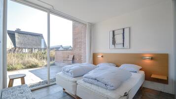 2 bedrooms, travel crib, free WiFi