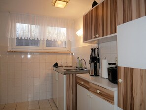 Kühlschrank, Mikrowelle, Wasserkocher mit Kaffee-/Teezubehör