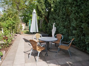 Outdoor dining - Apartment 2 in the basement - Haus Tucholke, only 250m to the beach, incl. WLAN (Heringsdorf)