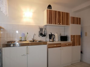 Kjøleskap, mikrobølgeovn, kaffetrakter/tekoker og vannkoker