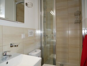 Dusche, Haartrockner, Handtücher, Toilettenpapier
