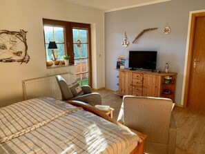 2 bedrooms, travel cot, WiFi, bed sheets