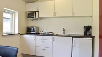 Frigorífic, placa de cuina i cafetera i tetera