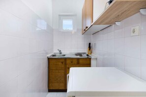 Fridge, stovetop, coffee/tea maker