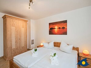 1 chambre, coffre-fort, fer et planche à repasser, lit de bébé portatif