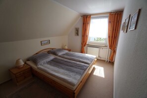 2 bedrooms, in-room safe, bed sheets
