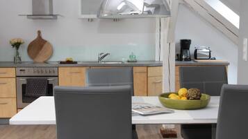 Kühlschrank, Ofen, Geschirrspüler, Hochstuhl