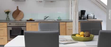 Kühlschrank, Ofen, Geschirrspüler, Hochstuhl