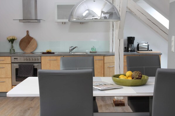 Refrigerador, horno, lavavajillas y periquera 