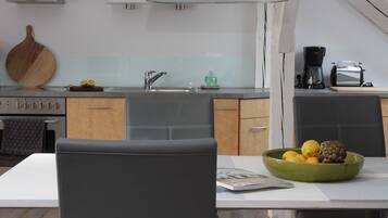 Kühlschrank, Ofen, Geschirrspüler, Hochstuhl