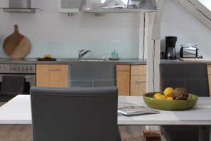 Refrigerador, horno, lavavajillas y periquera 