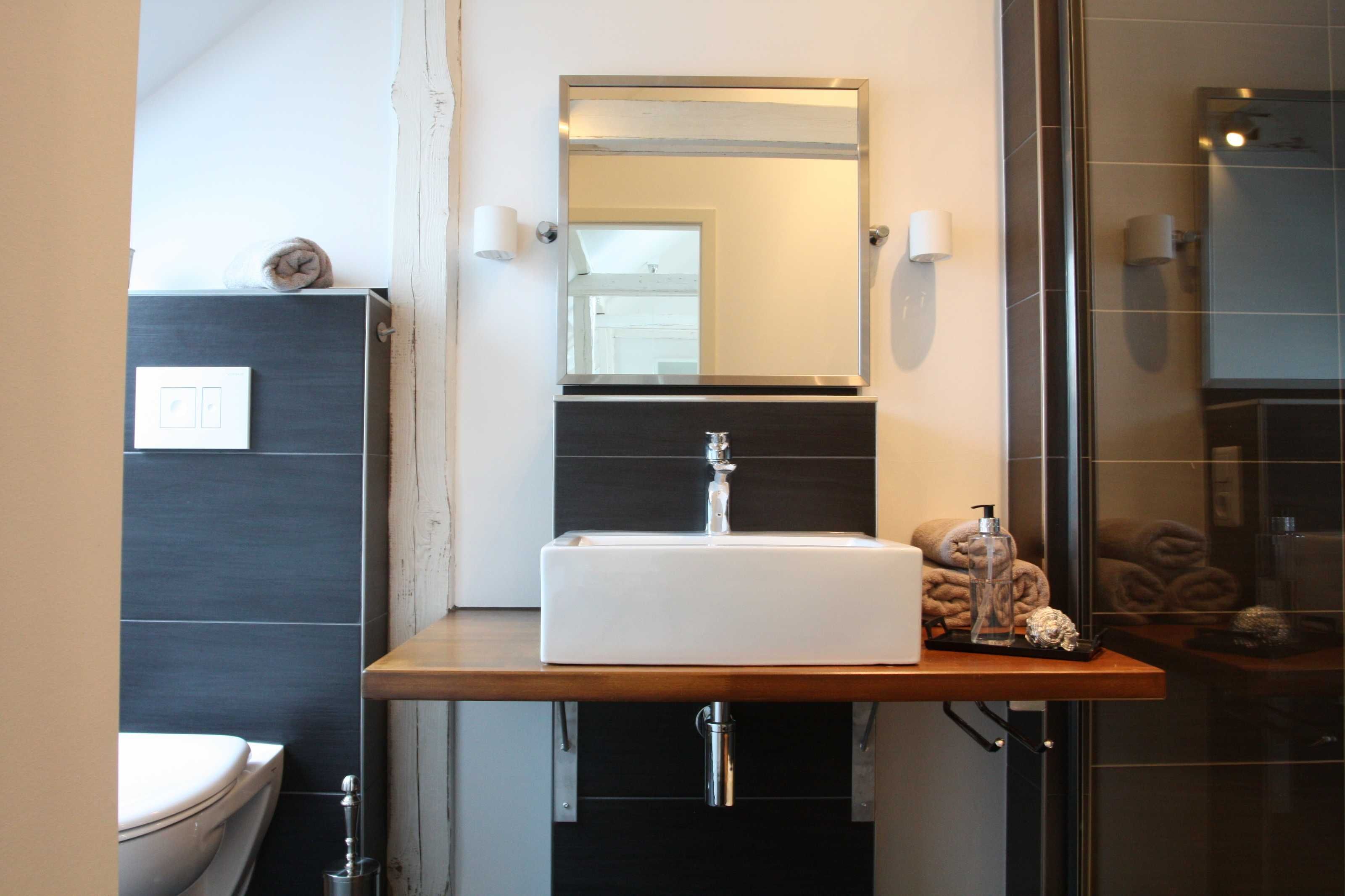 Douche, sèche-cheveux, serviettes fournies