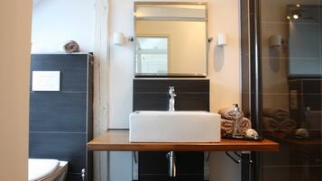 Douche, sĂšche-cheveux, serviettes fournies