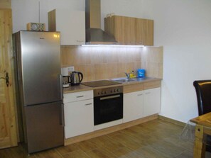 Jääkaappi, uuni, liesi, kahvin-/teenkeitin