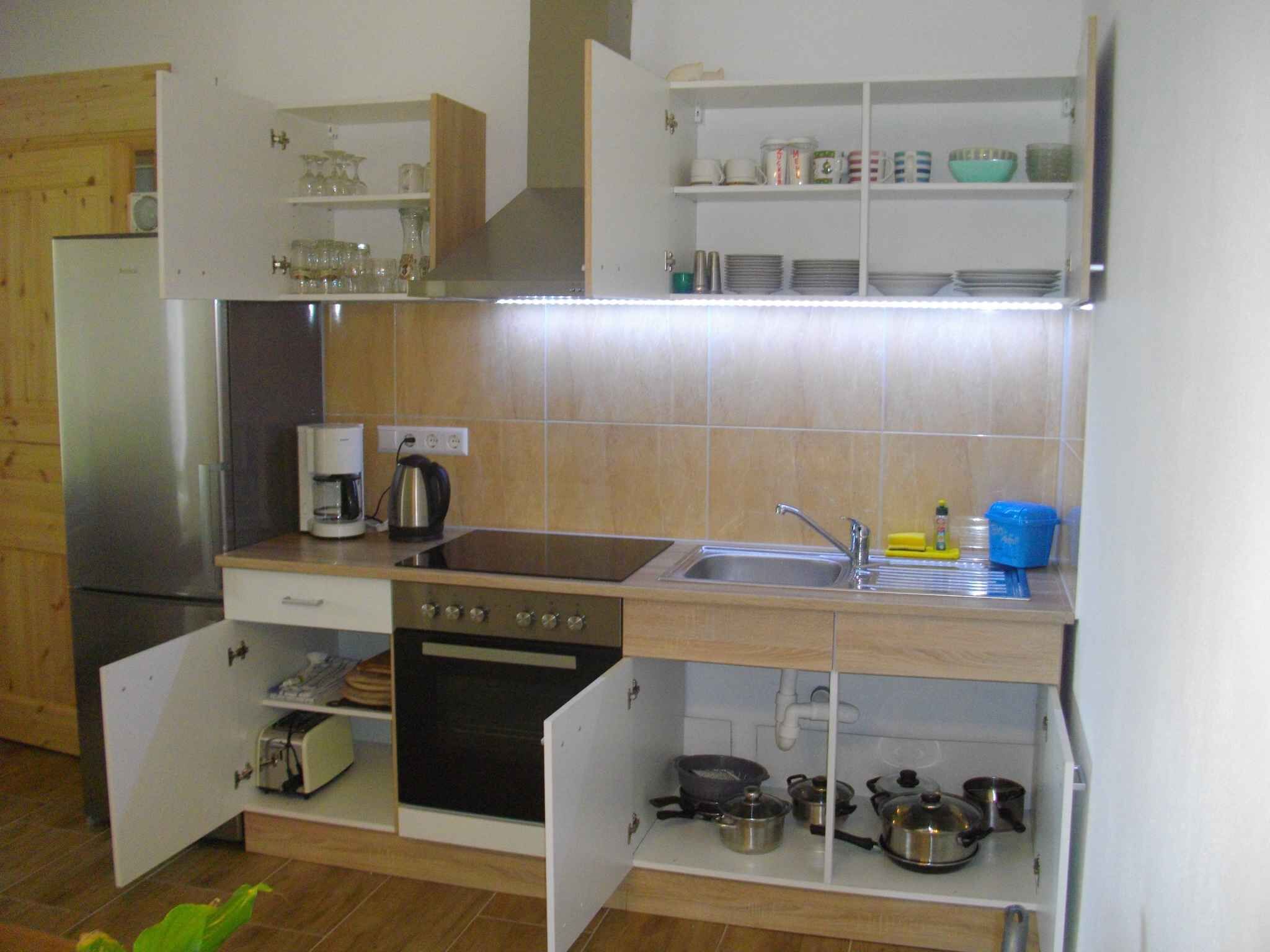 Kühlschrank, Ofen, Herdplatte, Wasserkocher mit Kaffee-/Teezubehör