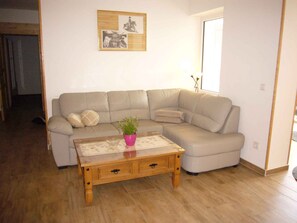 TV - Holiday apartment on a horse farm (Lübben Spreewald)