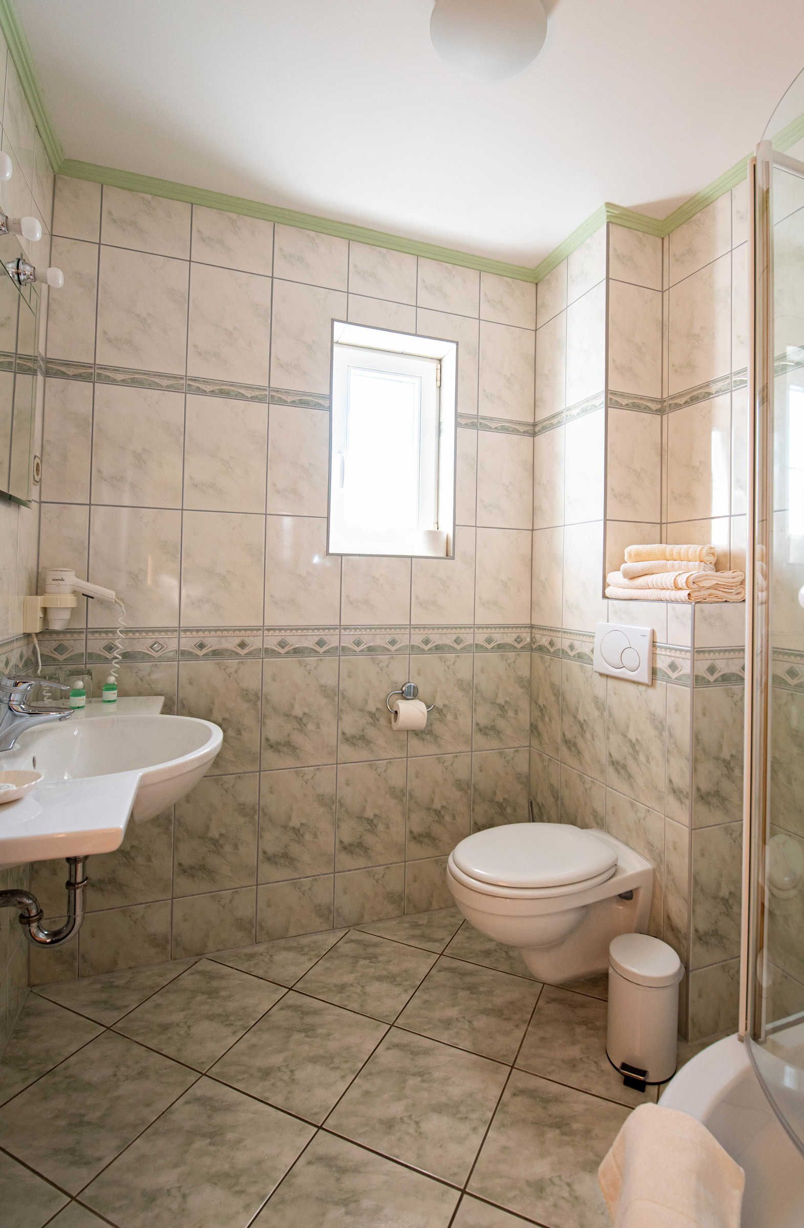 ヘアドライヤー、タオル