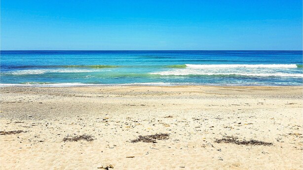 A beach with clear blue water and a sandy shore. - Amazing home in Plozevet with kitchen (Plozevet)