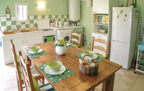 Frigorífico, microondas, placa de cocina y lavavajillas