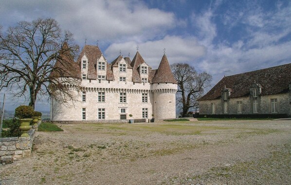 A castle with multiple towers and a courtyard. - Cozy home in Saint - Agne (Saint - Agne)