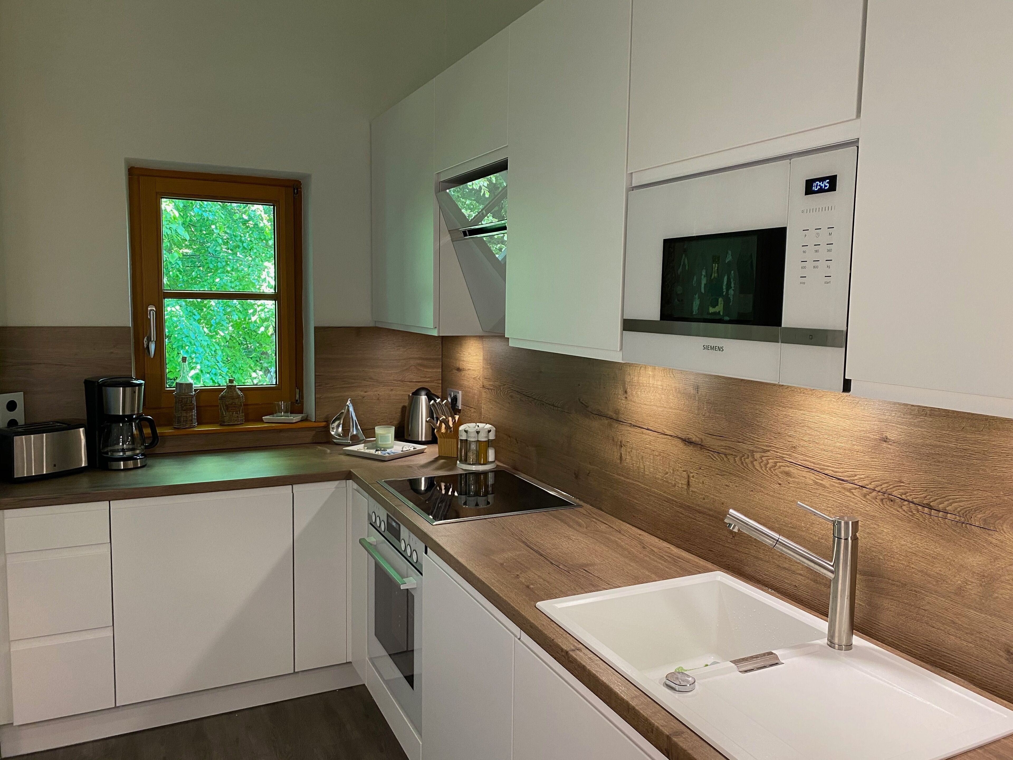 雪櫃、微波爐、焗爐、洗碗機